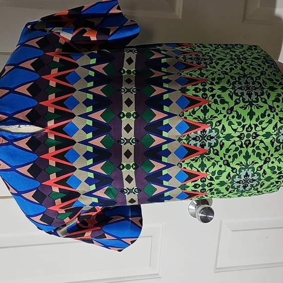100% Silk J. Crew Colorful Geometric Pattern Top. One Covered Button In Back. 6 - Picture 5 of 7